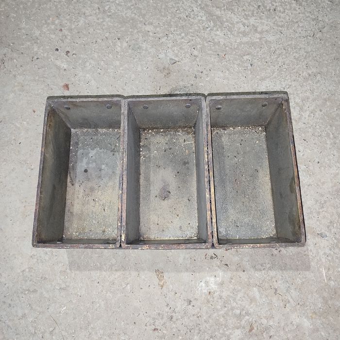 Mikser va buxanka qolip sotiladi.