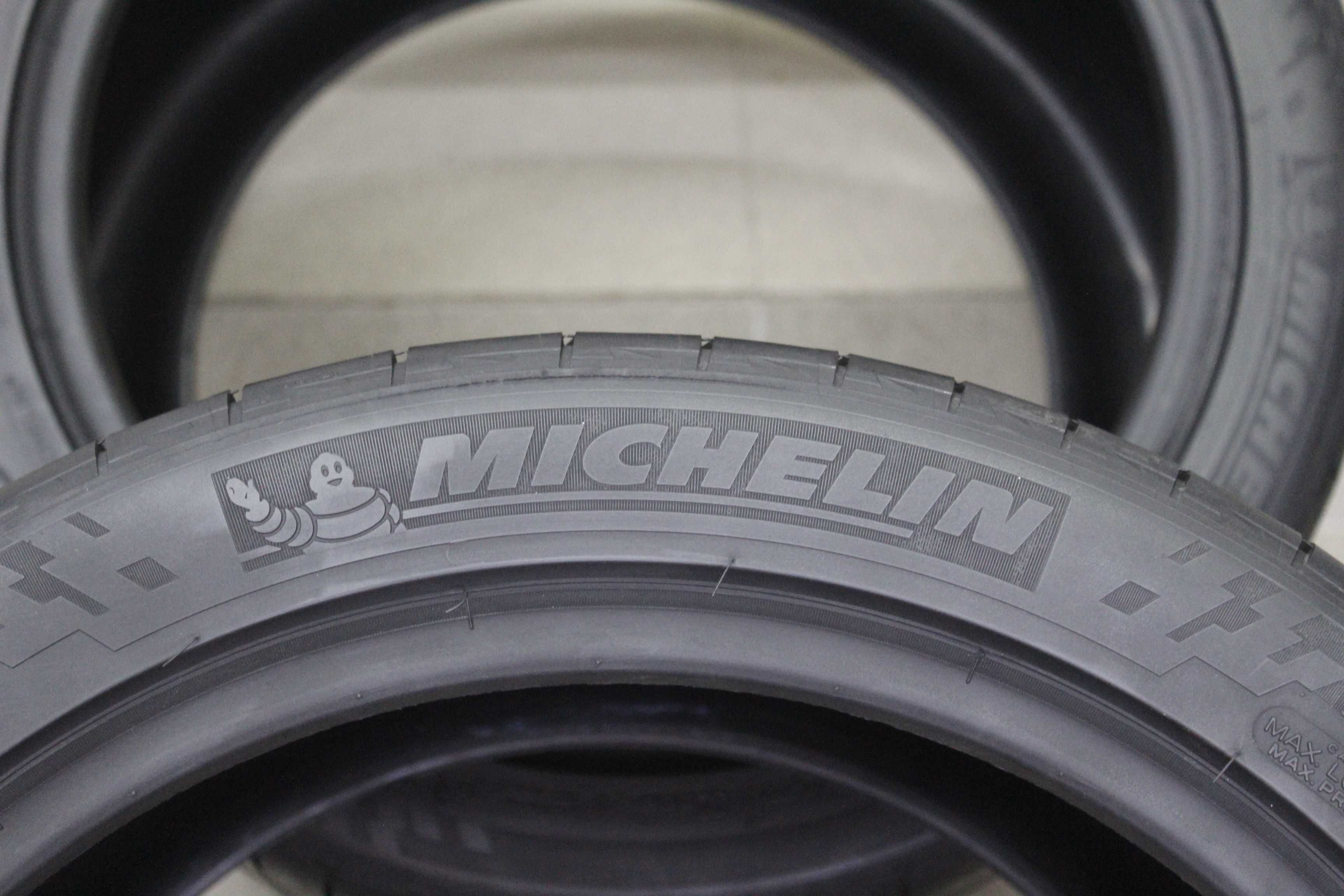 335/30-18 Michelin