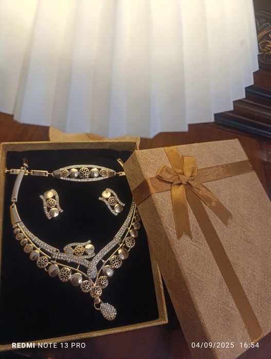 Shoxona 24 karat oltin bilan qoplangan ayollar taqinchoqlari