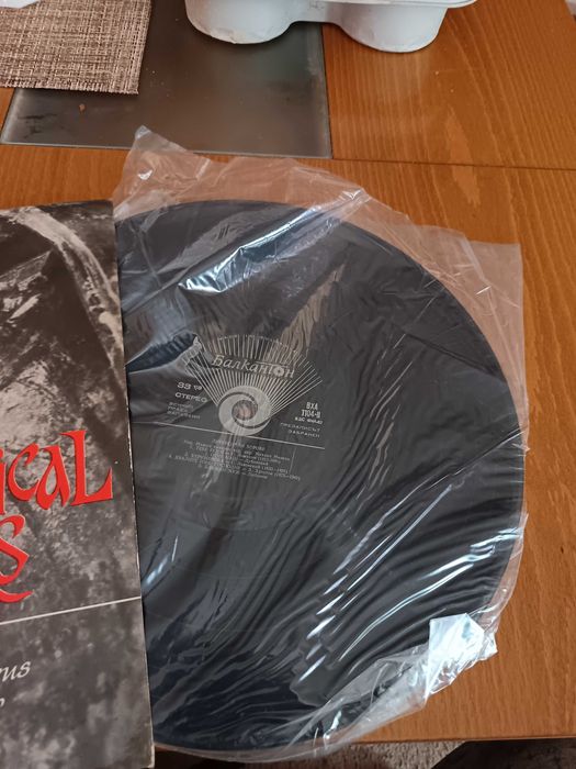 Три грамофонни плочи църковна музика,Литургични хорове.