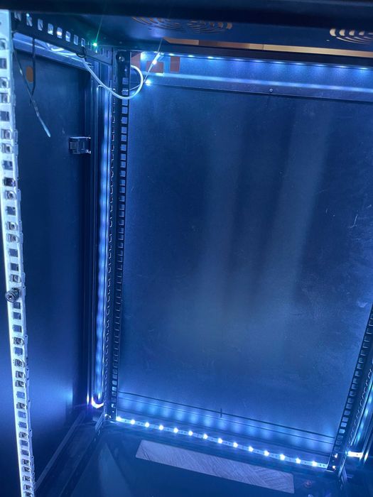 Server rack Fromm & Stark 19" 15U + 2 patch panels + lumina Govee