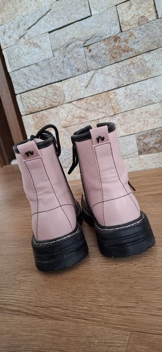 Детски боти номер: 35. Обуванани 2- 3 пъти. В отлично състояние.