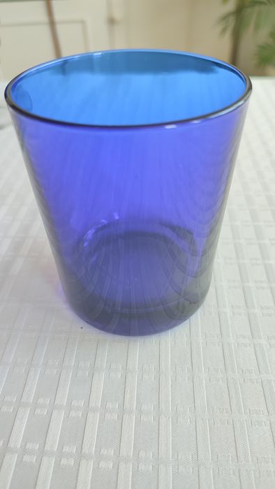 Чаши от синьо стъкло
