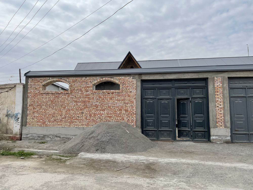 Uy sotiladi 4 sotix suv va gaz bor 5 xona