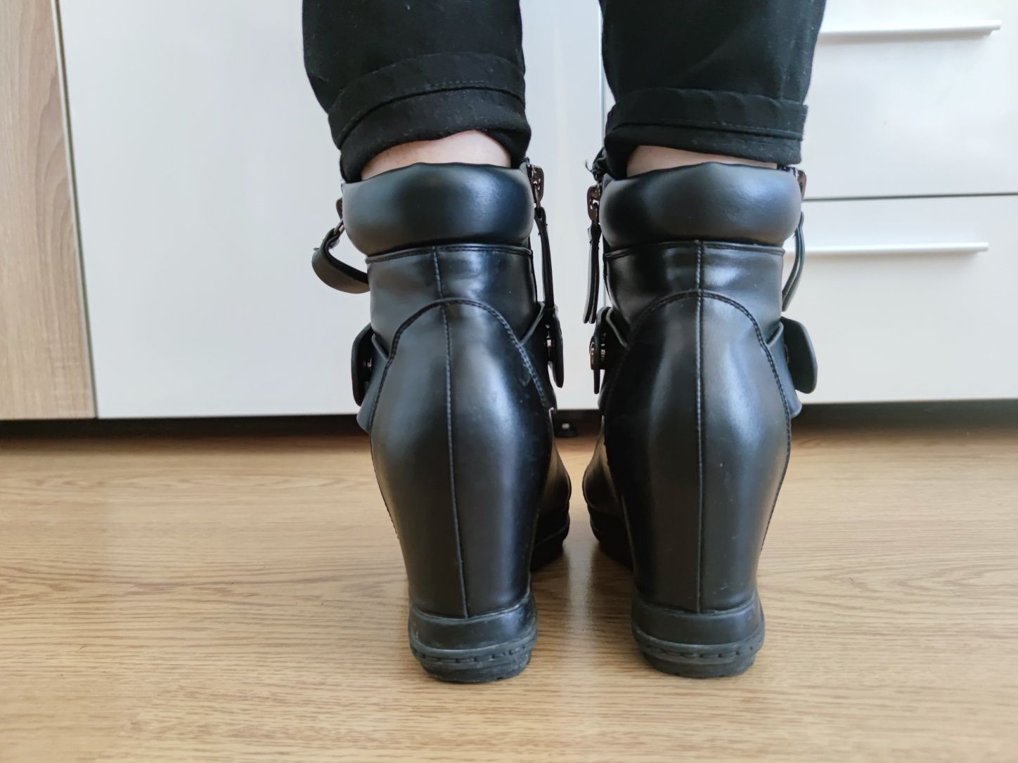 Дамски обувки с вградена платформа