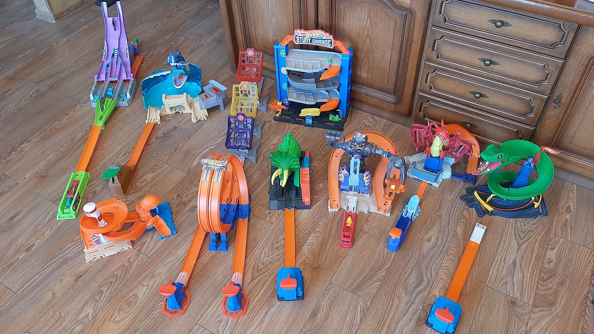 Писти и колички Hot Wheels