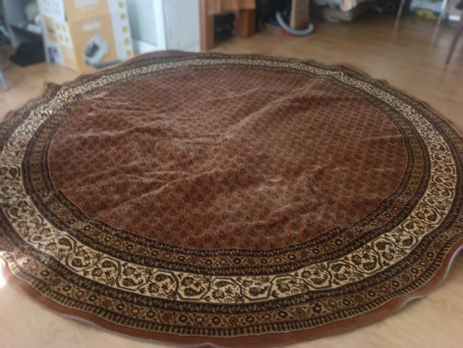 Кафяв кръгъл килим