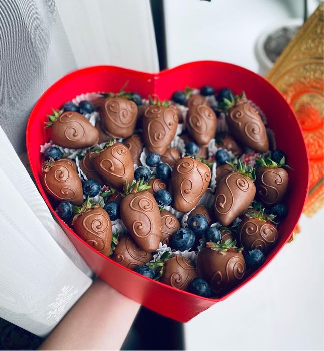 Клубника и финики в шоколаде на любой праздник