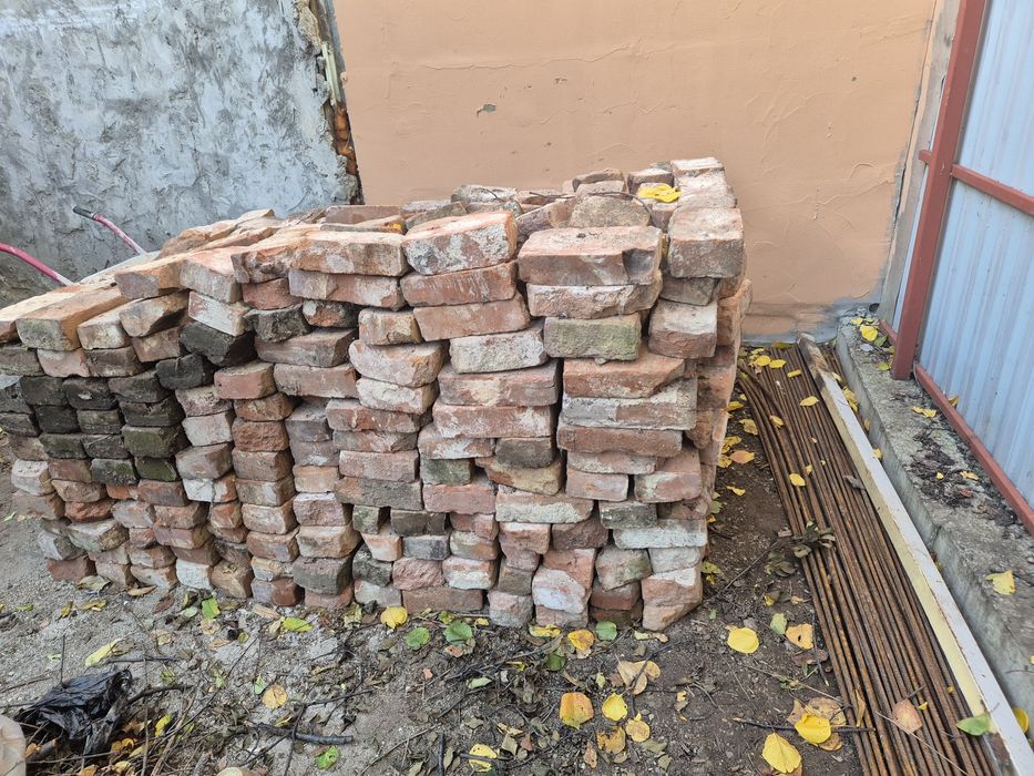 Caramida din demolări si ușa garaj