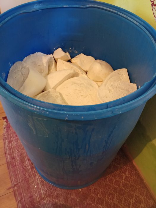 Vând brânză de oi amestecat cu capra