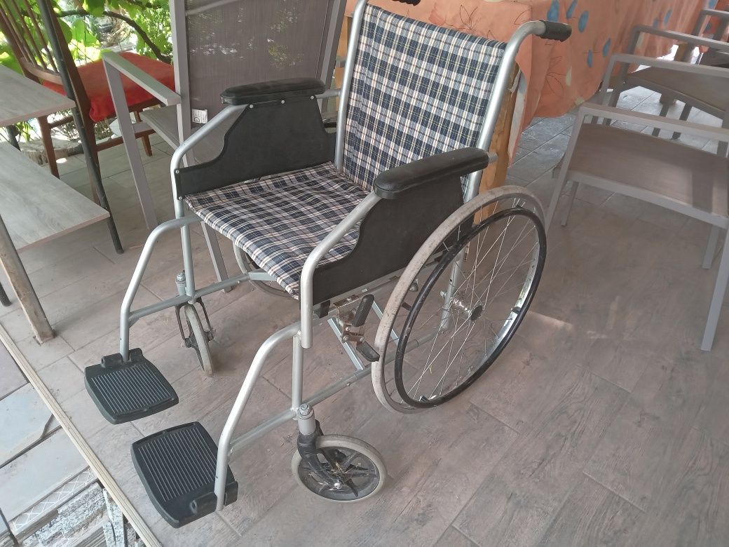 Cărucior invalizi pliabil