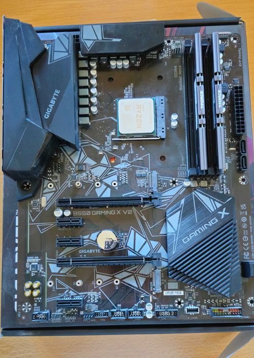 Дъно с процесор и памет