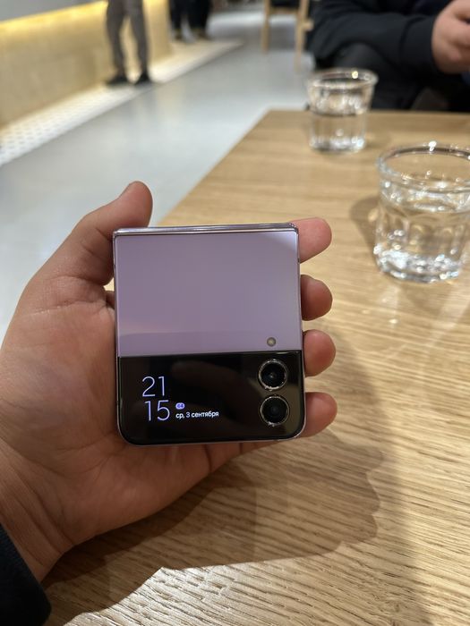 Продам Samsung Z Flip4 память 128Г без коробки