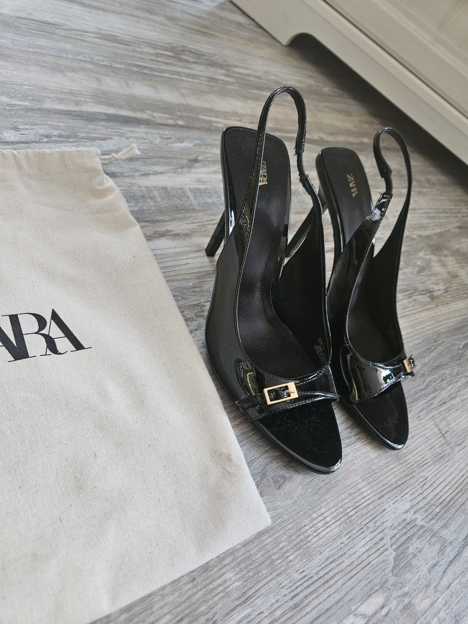 Сандали на ток Zara