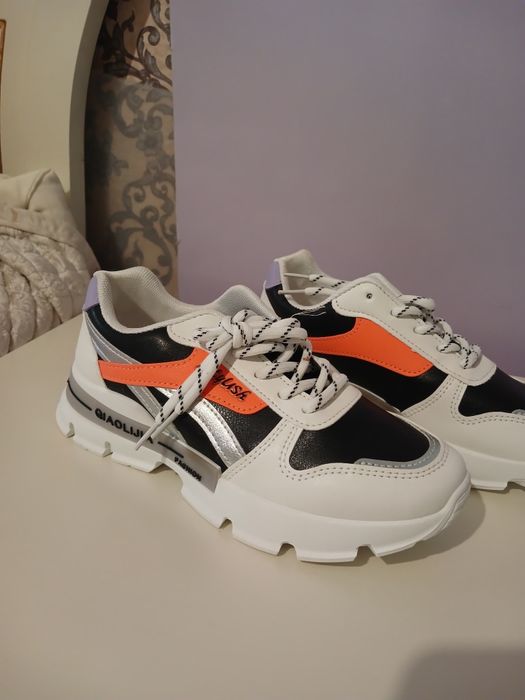 Продам СРОЧНО Женская обувь  кроссовки