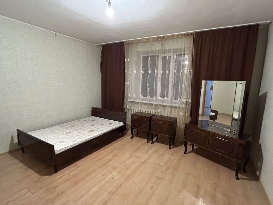 Гарнитур для квартирантов.Кровать двухспальная, трюмо, тумбы.