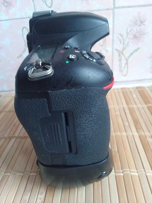 Vand Nikon D750  + Grip + 2 carduri SanDisk Extreme Pro 128 GB