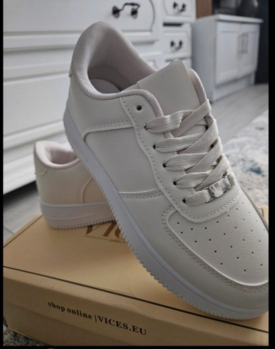 Adidasi noi ,culoarea untului