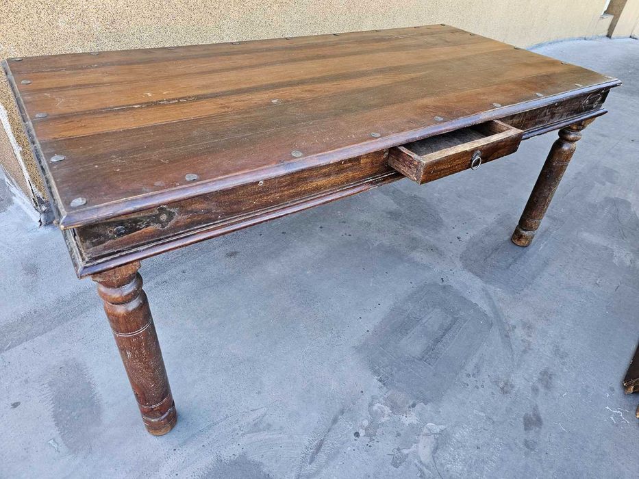 Масивен дъбов шкаф с дърворезба