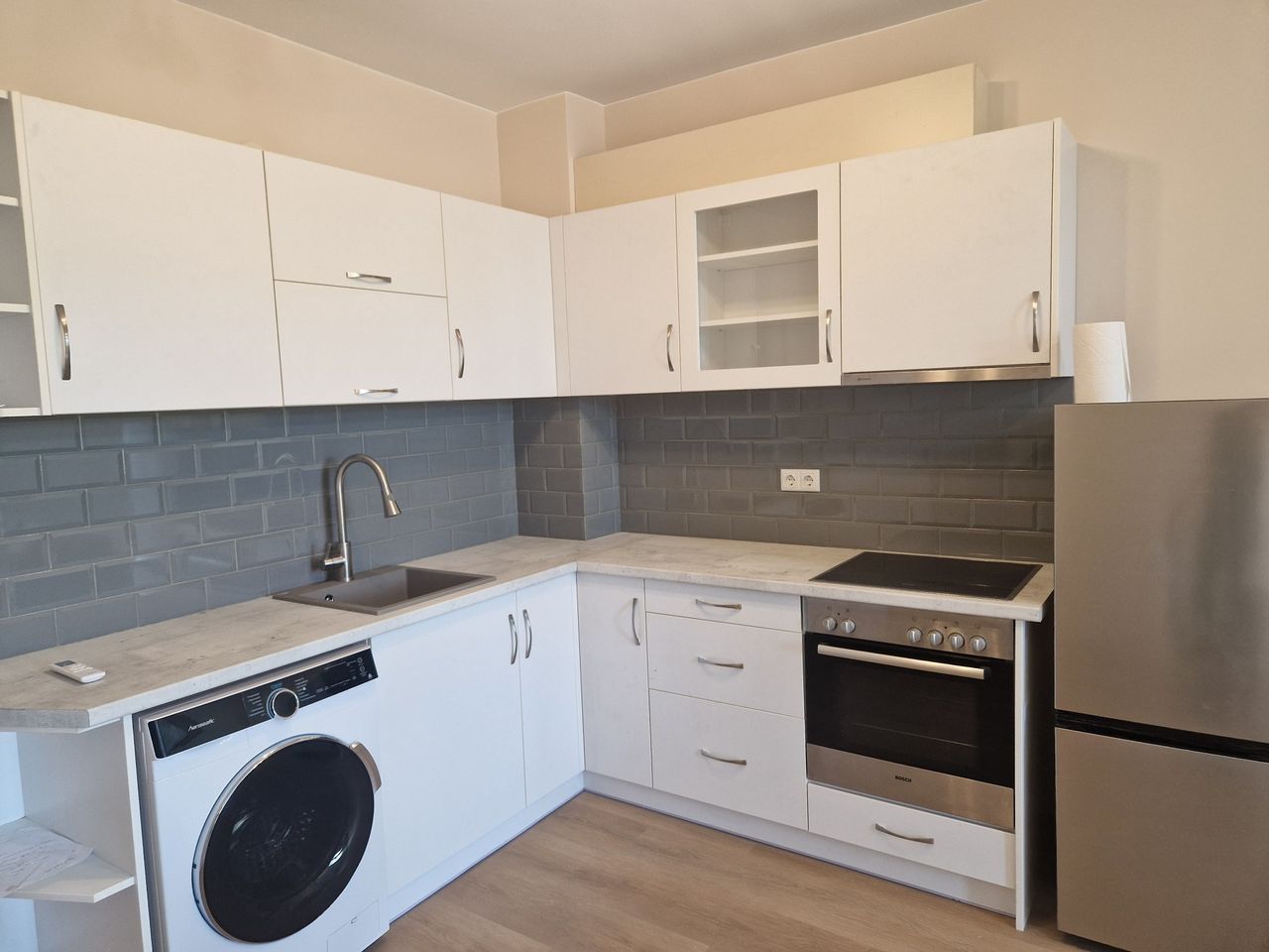 Дава се под наем Тристаен апартамент в Варна, м-т Траката - 100 кв.м за 816 € - Снимка #1