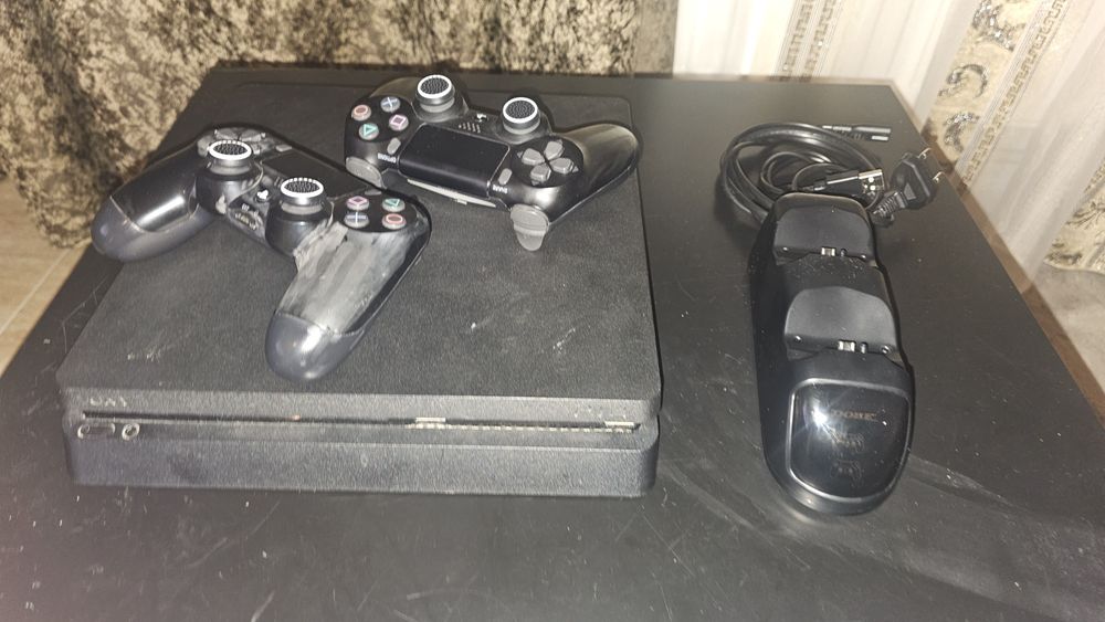PS4 Slim 500GB + 2 controllere + GTA V + FIFA 21 – gata de joacă!