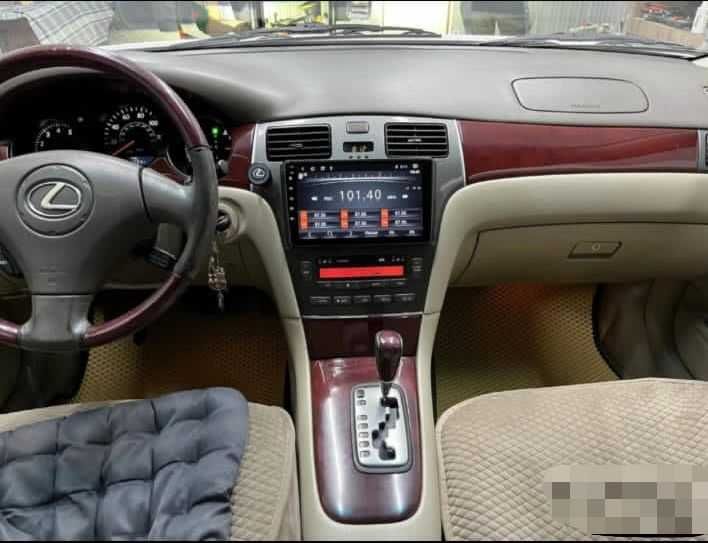 Машина в хорошем состоянии. водитель девушка.  Lexus ES 300.