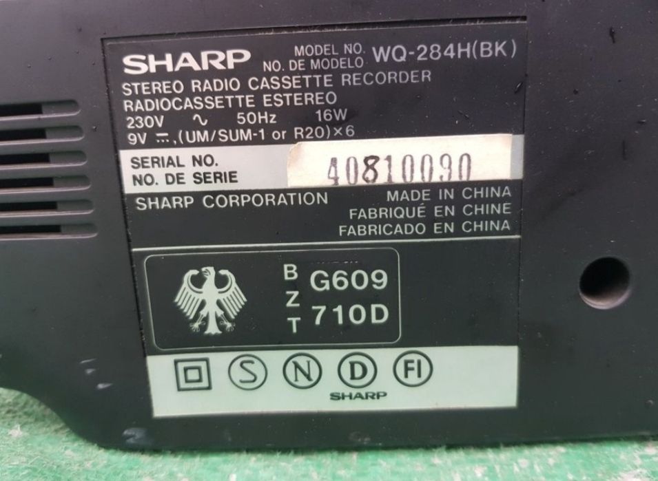 Radio Casetofon marca Sharp , model WQ-284H