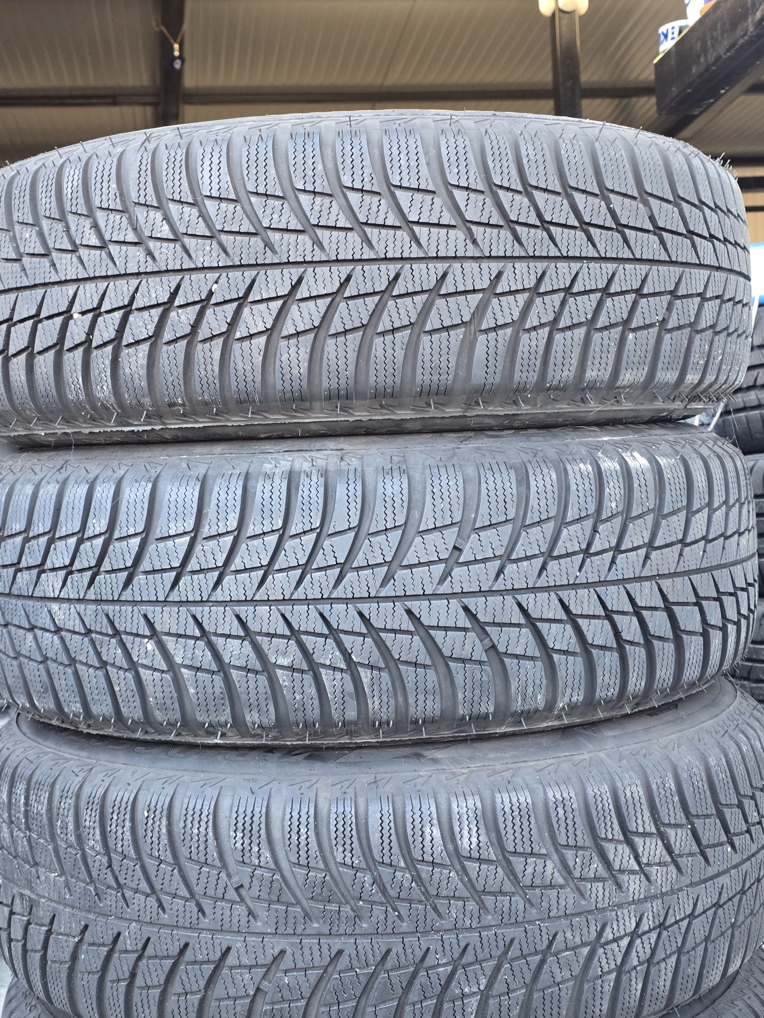 4 Броя 215/65/17 Bridgestone 2x7,8mm 2x6,5mm