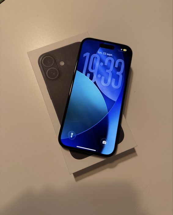 Vand iPhone 16 negru