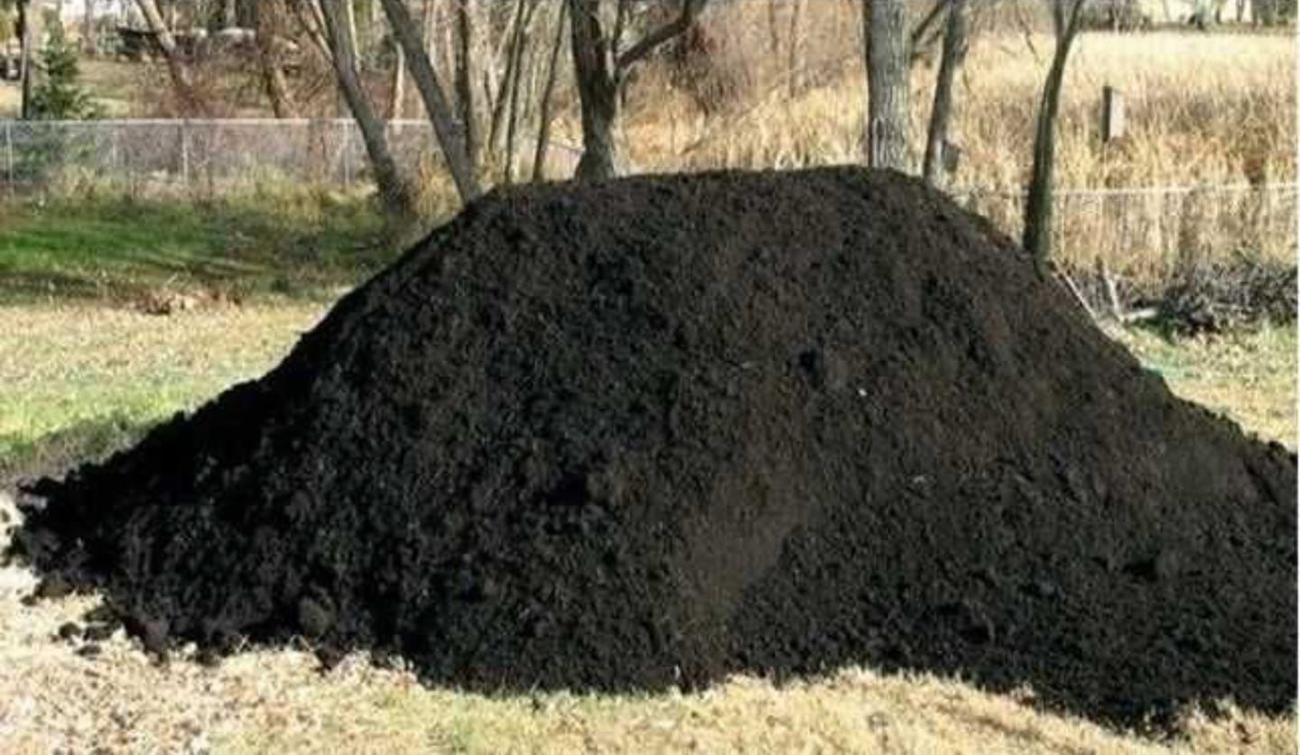 Pamant negru vegetal ,nisip,orice tip de agregat de balastiera,piatra