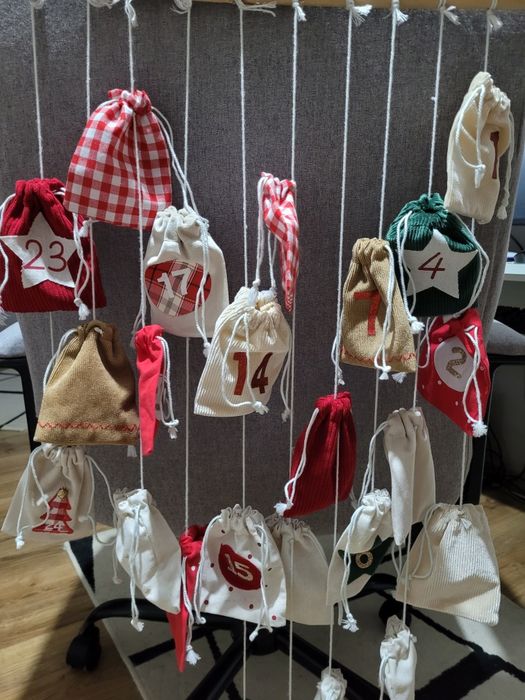 Коледен календар с 24 текстилни торбички