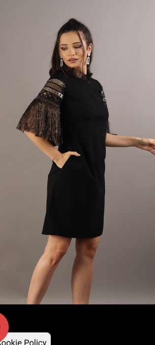 Rochie Moze neagra cu ciucurii aurii pe maneci