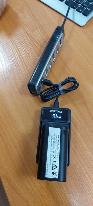 Продаётся. Usb Зарядное устройство для батареек Leica