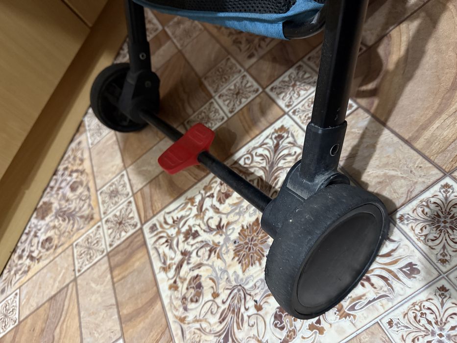 Продам прогулочную коляску уни