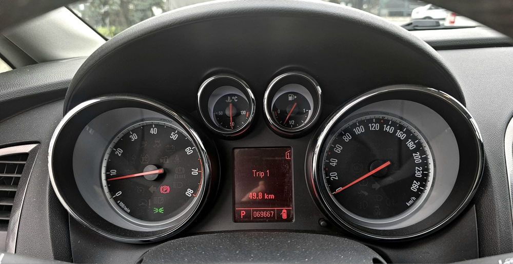 Opel astra J 2011 1,6 turbo,70000 km,automata,180 cp.schimb/variante