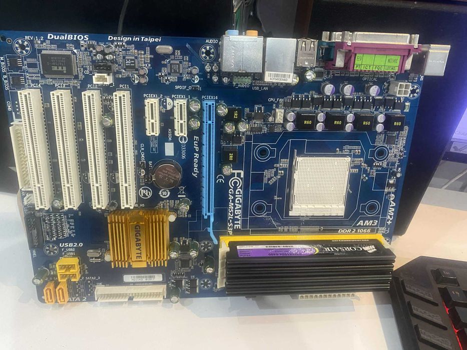 Placa baza pc Gigabyte GA-M52L-S3P+4 MEMORII CORSAIR