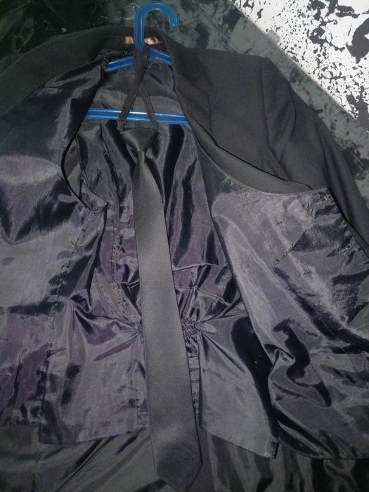 Пиджак, жилетка и галстук. Бпюки