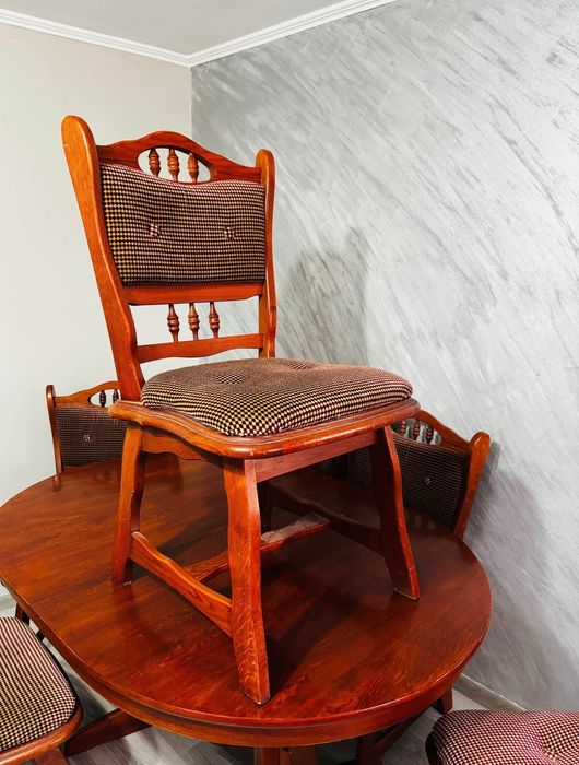 Set masă extensibila din lemn masiv cu 6 scaune