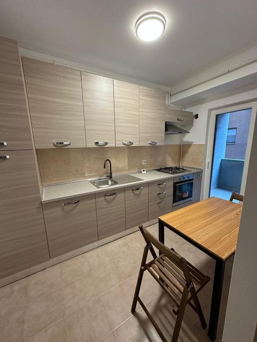 Închiriez apartament cu 2 camere