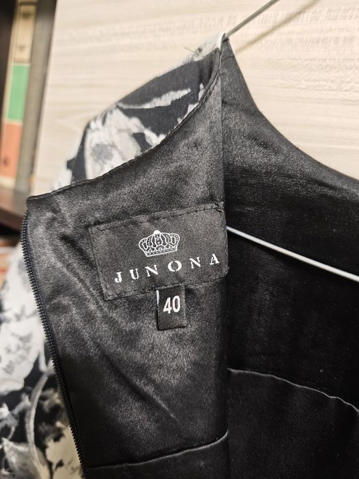 Рокля на JUNONA на цветя.