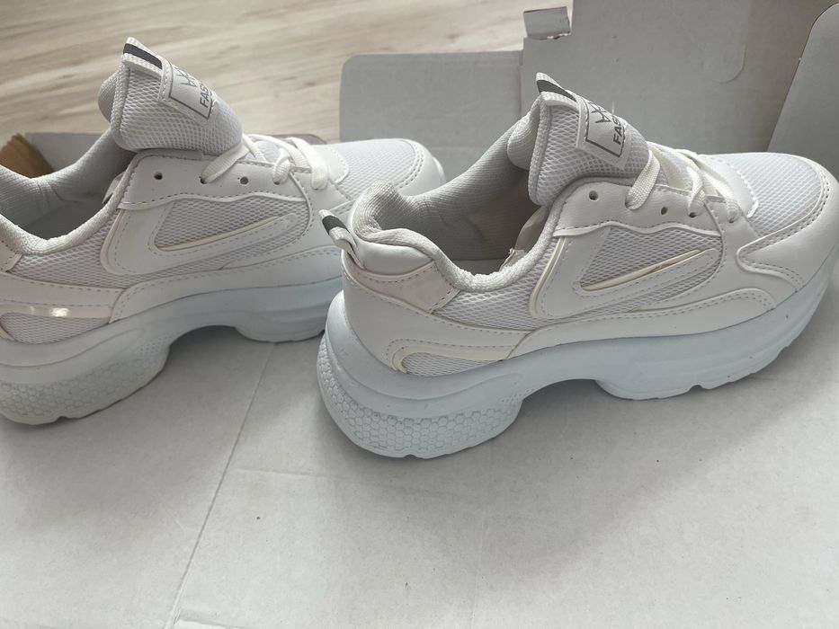 Снежнобели маратонки – нови и стилни, с кутия