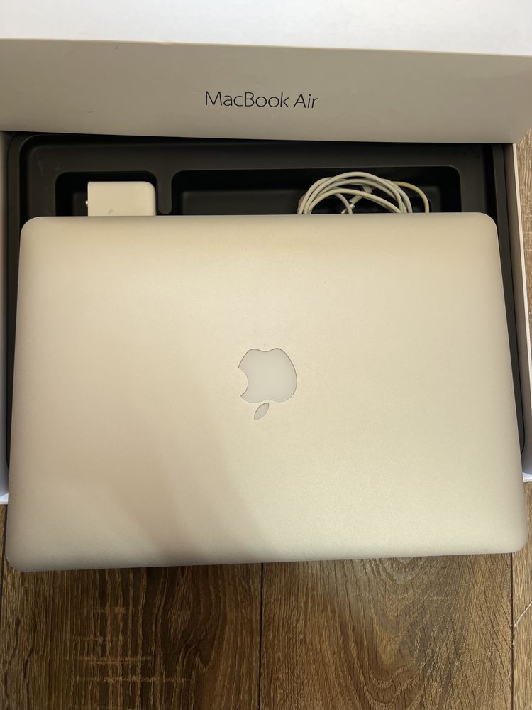 Macbook Air 2017 8gb ssd 128gb + adaptor de ssd m2 fullbox impecabil