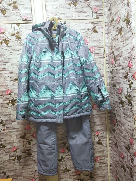 Продам новый лыжный костюм
