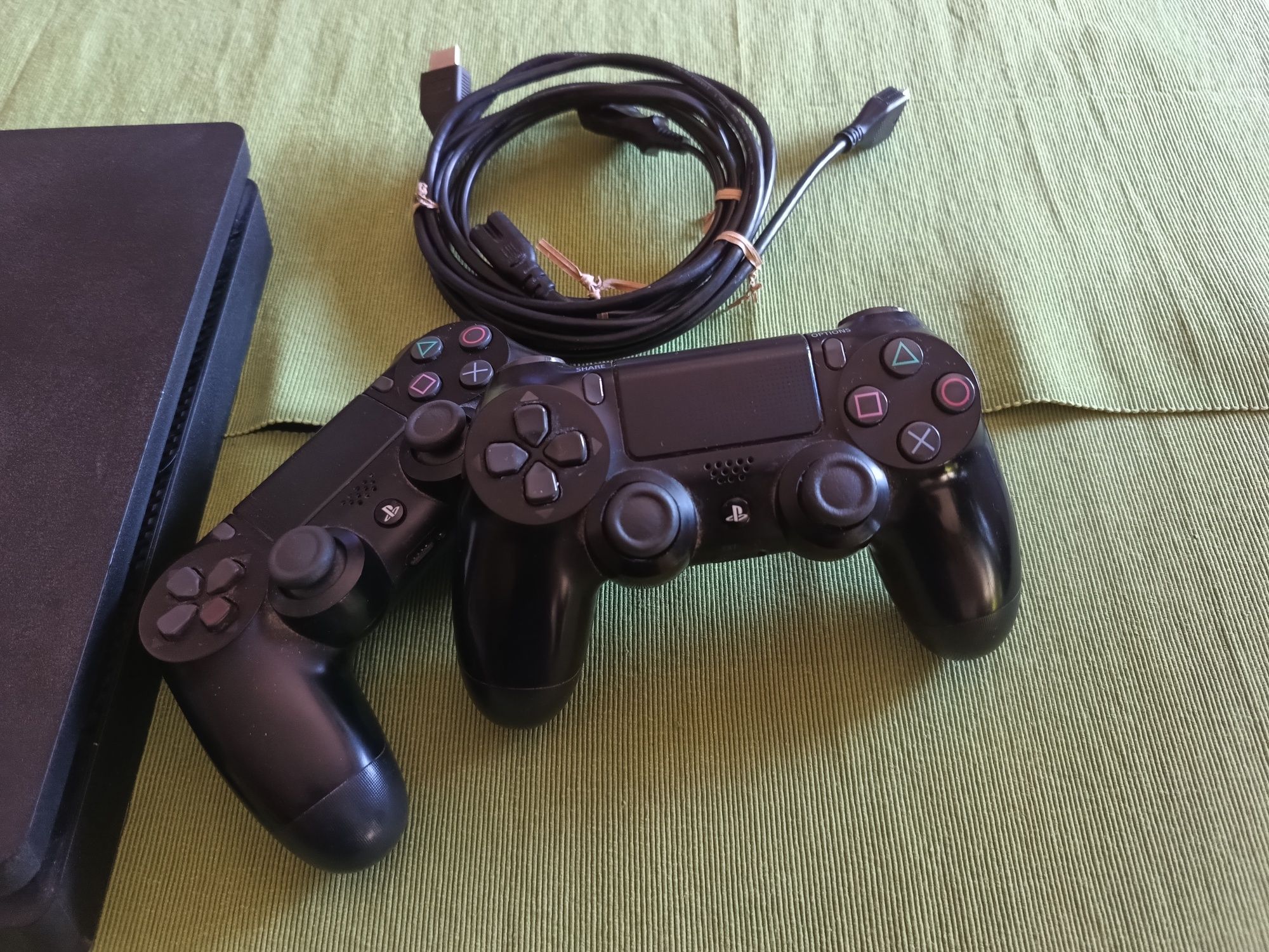 Плейстейшън 4/PS 4/Sony с два контролера