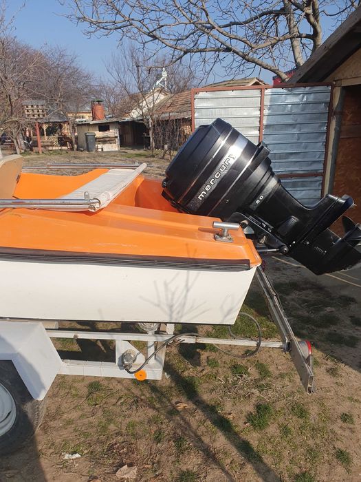 Vand barcă cu motor