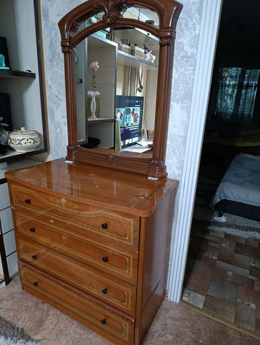 Продам комод с зеркалом