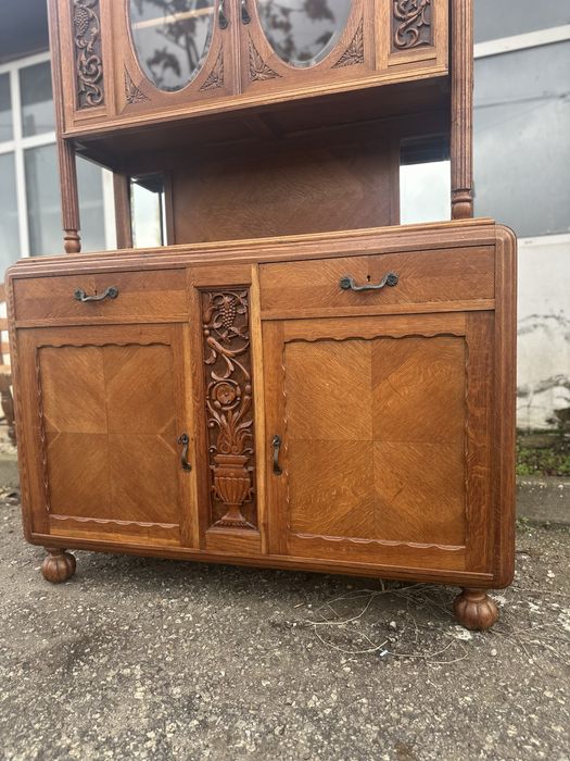 Бюфет витрина от дърво с дърворезба