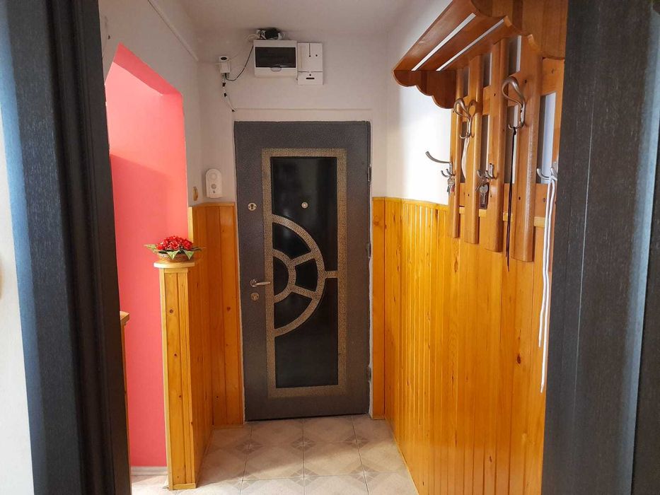 Inchiriez apartament cu 3 camere