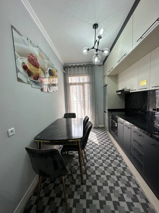 Продается квартира Алмазар сити 2/13/18, ремонт, мебель и парковка.