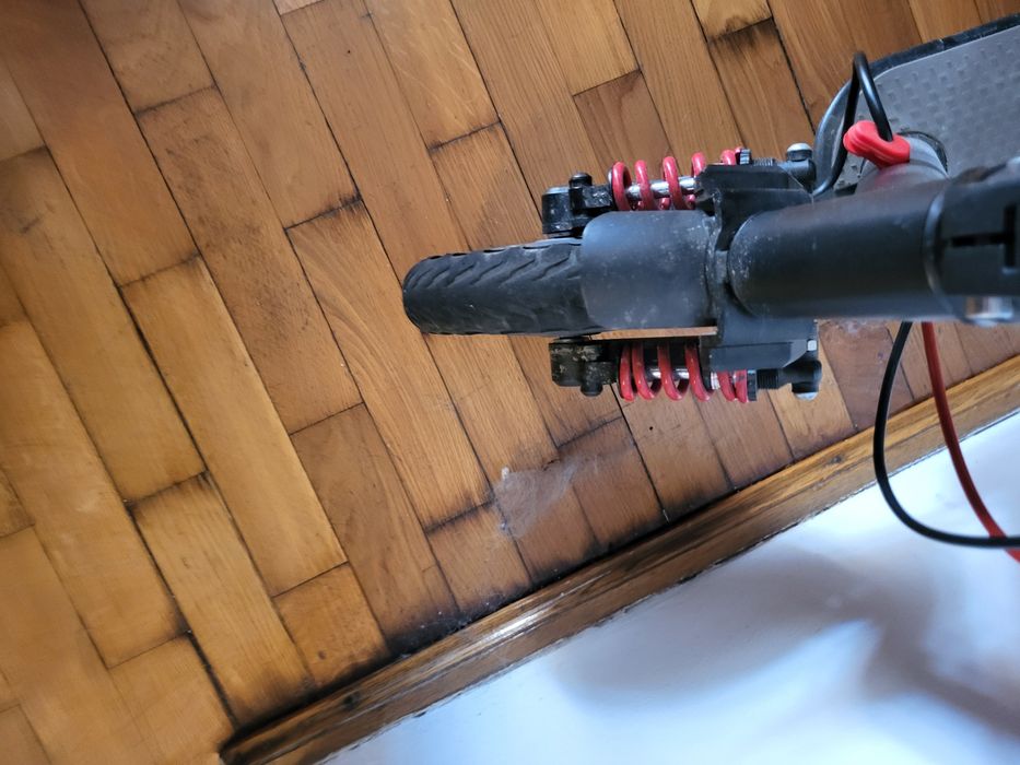 Trotinetă eletrică care merge cu 30 km și are Bluetooth